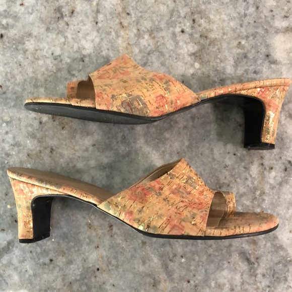 BOB BAKER Kitten Heel Cork Thong Sandals - Picture 4 of 8